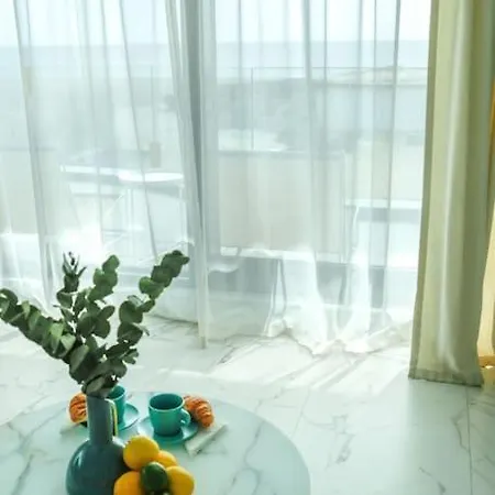 Apartment The Breeze Sea On